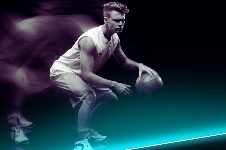 [Translate to English Hindi:] Basketball player on Skrill VIP dark purple background with neon line, VIP support